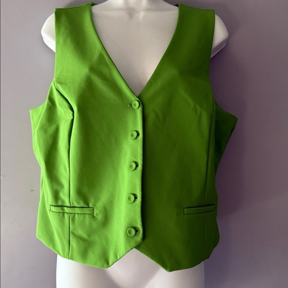 Nicole Miller women's Scarlett twill vest in a solid green color.